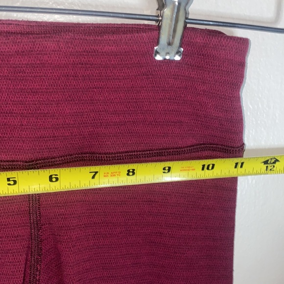 🌷Adorable maroon Lululemon reversible leggings! - Picture 6 of 10